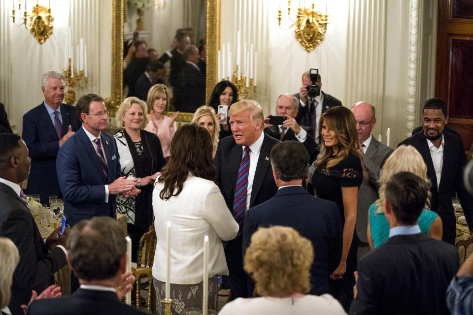 El presidente estadounidense, Donald Trump, y la primera dama Melania Trump saludan a los invitados en una cena en honor al liderazgo evangélico en la Sala del Comedor del Estado en la Casa Blanca en Washington, el 27 de agosto de 2018. (Doug Mills/The New York Times)