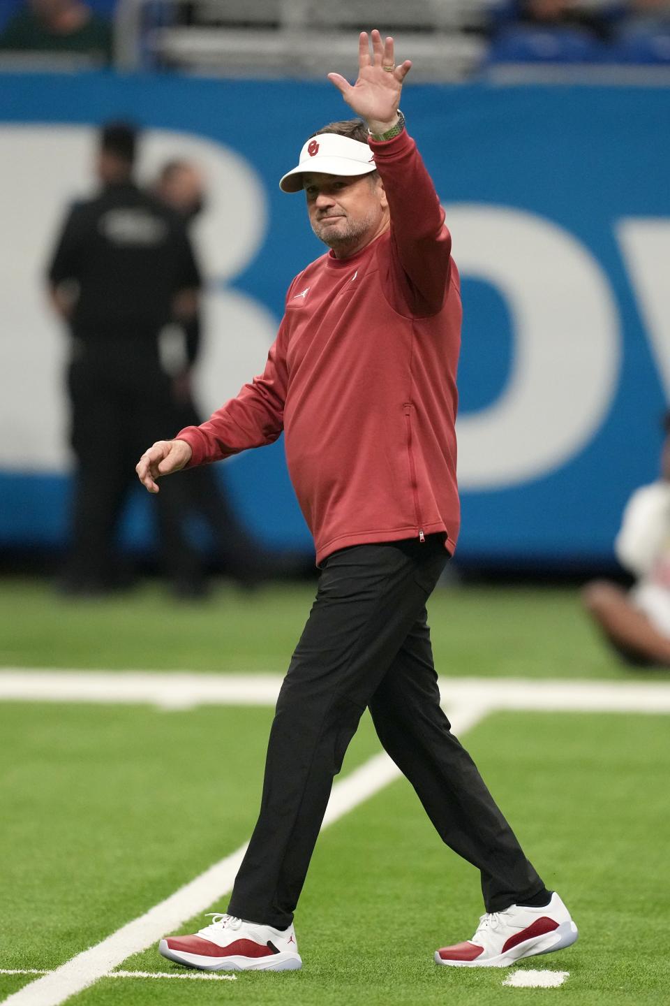 Oklahoma Sooners interim head coach Bob Stoops waves to the crowd before the 2021 Alamo Bowl against the Oregon Ducks at Alamodome.