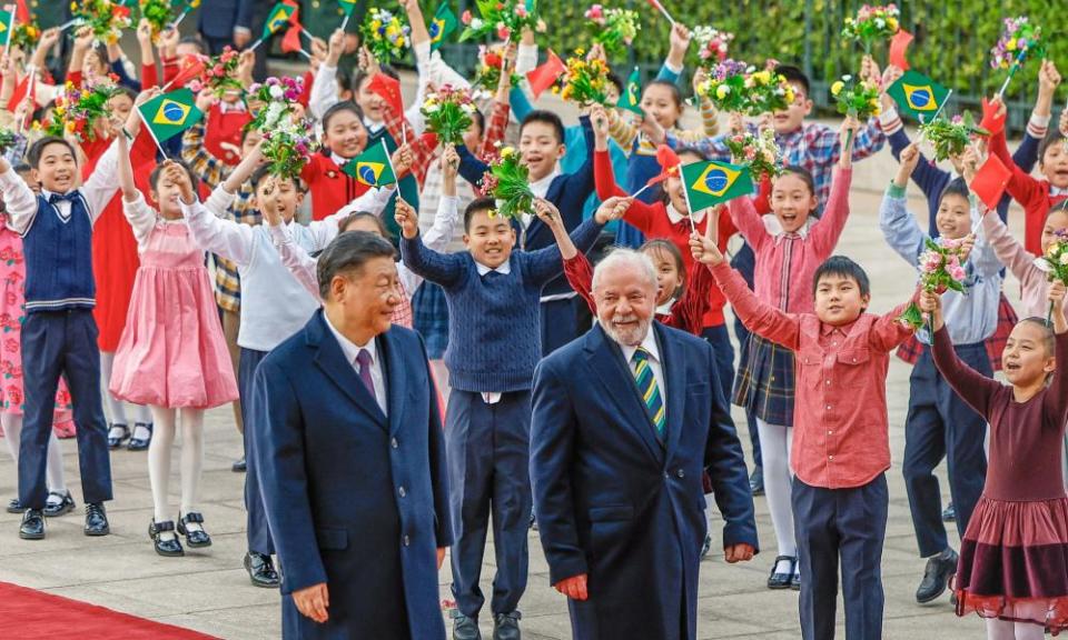 El presidente brasileño Luiz Inácio Lula da Silva y el presidente chino Xi Jinping en una ceremonia de bienvenida en Beijing, China