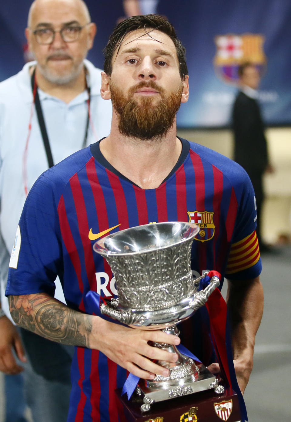 El argentino Lionel Messi carga el trofeo después del triunfo del Barcelona sobre el Sevilla en la Supercopa española en Tangier, Marruecos, el domingo 12 de agosto de 2018. Barcelona ganó 2-1. (AP Foto/Mosa'ab Elshamy)