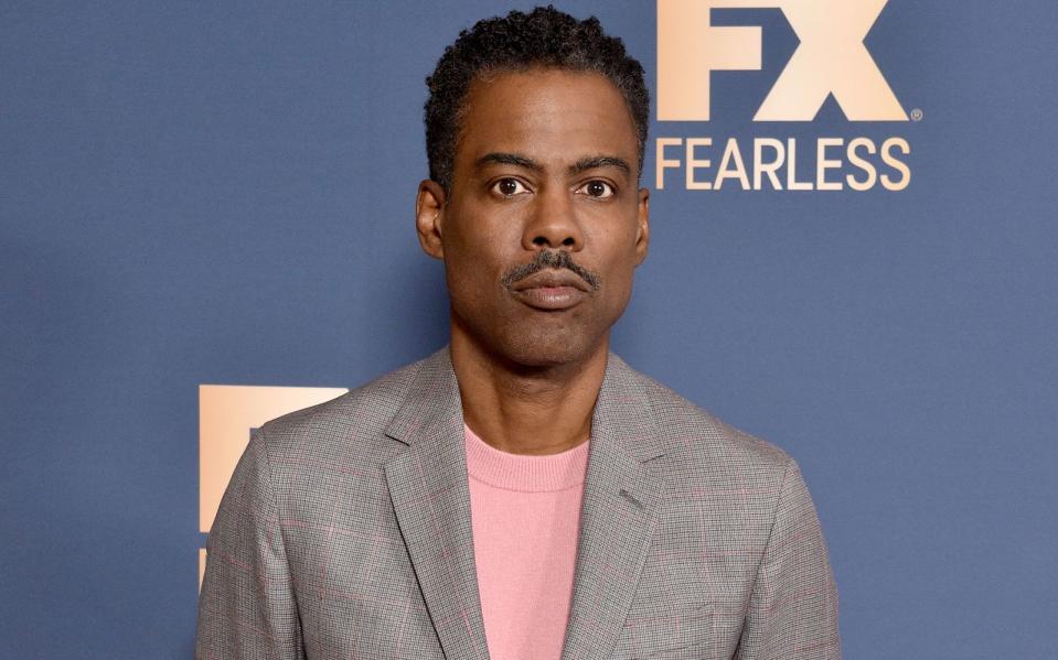 Inzwischen gibt es einige Fälle, in denen Prominente trotz vollem Impfschutz sich mit dem Virus anstecken. So etwa Comedian Chris Rock, der dies bei Twitter öffentlich machte: "Ich habe gerade herausgefunden, dass ich COVID habe. Glaubt mir, das wollt ihr nicht haben. Lasst euch impfen", schrieb er. (Bild: Gregg DeGuire/WireImage/Getty Images)