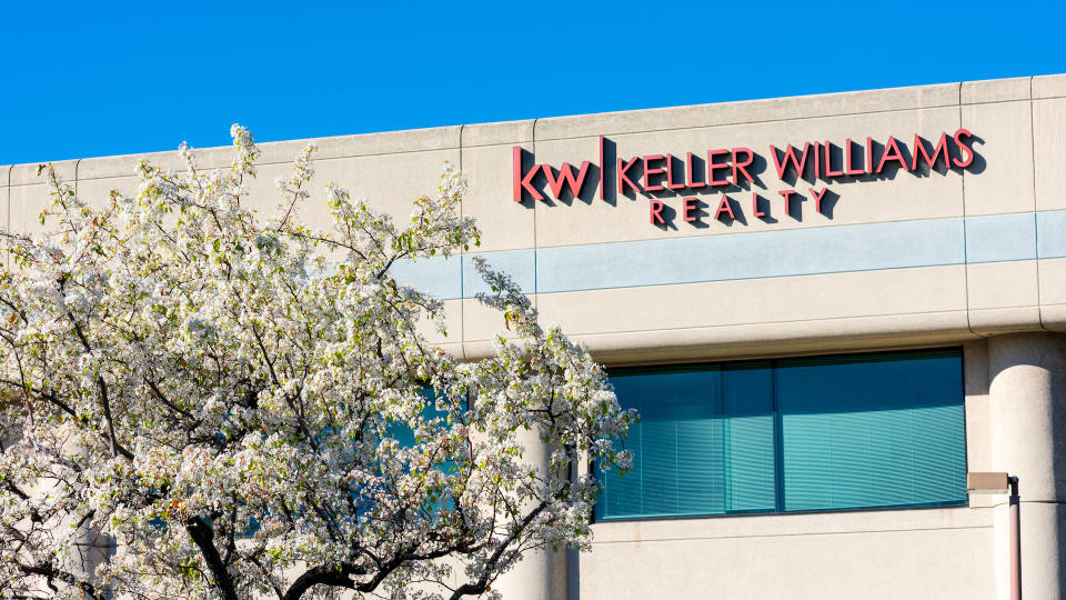 Keller Williams Realty logo, sign.