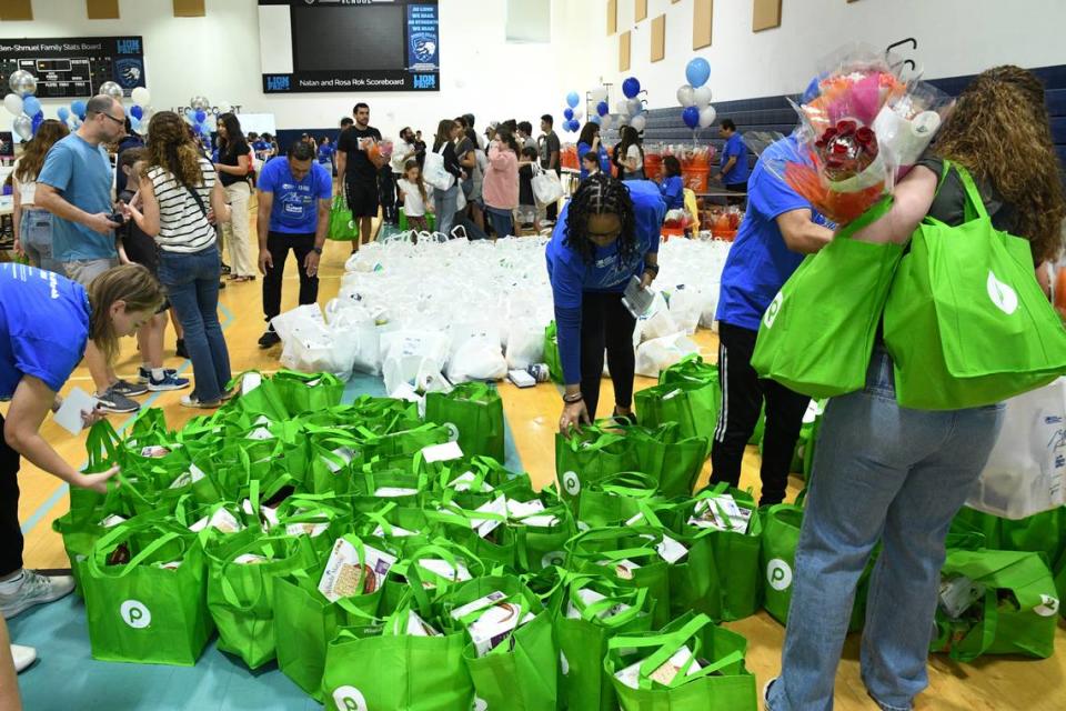 Voluntarios empaquetan alimentos para ancianos y sobrevivientes del Holocausto en el evento anual Matzah Mitzvah de Jewish Community Services of South Florida.