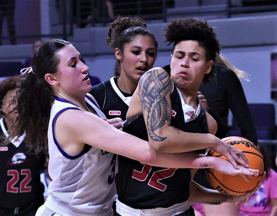 ACU's Bella Earle, left, tries to dislodge the ball away from Southern Utah's Cherita Daugherty in the second half.