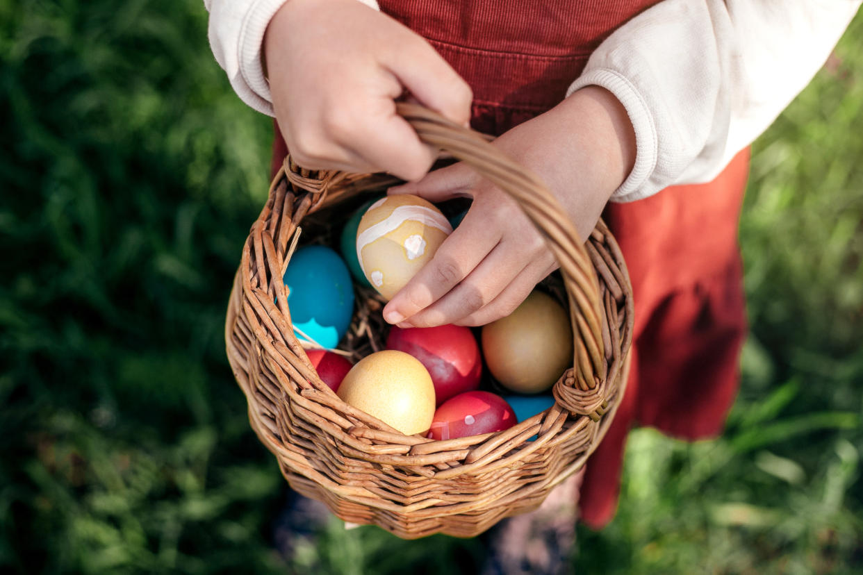 Bunte Hühnereier sind an Ostern eine beliebte Leckerei (Bild: Getty)