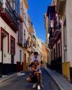 Fueron los pequeños de la familia los que tuvieron más tiempo para hacer turismo. Mientras sus padres estaban en la boda (a la que no podían asistir menores de edad), ellos pasearon por el centro de Sevilla. En la imagen, Romeo, de 16 años, Cruz, de 14, y Harper, que cumplirá 8 el 10 de julio, posando en una de las calles de la capital hispalense. (Foto: Instagram / <a href="http://www.instagram.com/p/ByvbxniJENU/" rel="nofollow noopener" target="_blank" data-ylk="slk:@victoriabeckham;elm:context_link;itc:0;sec:content-canvas" class="link ">@victoriabeckham</a>).