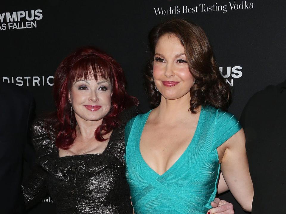 The late Naomi Judd with daughter Ashley (Getty Images)