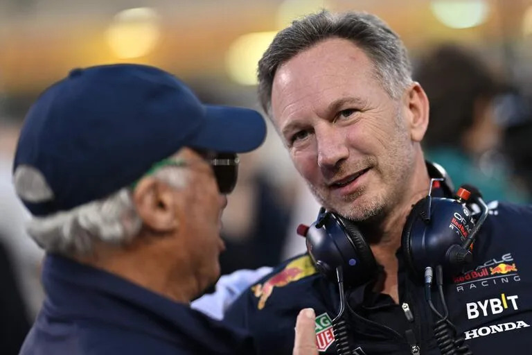 Christian Horner charla con el tailandés Chalerm Yoovidhya, dueño mayoritario del paquete accionario de la empresa Red Bull; el británico robustece su puesto de mando después de un comienzo de temporada atribulado.