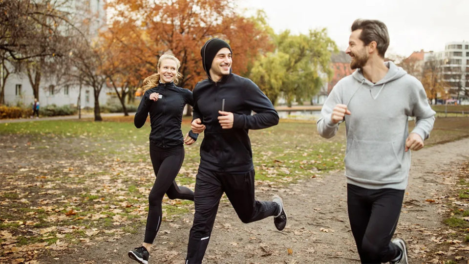 Dos hombres y una mujer corriendo