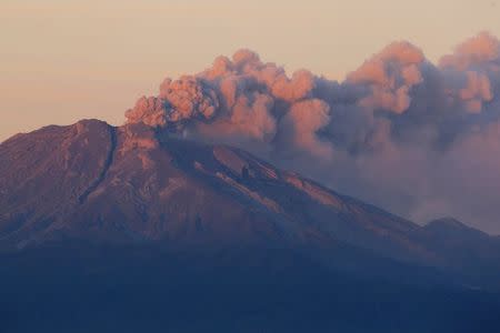 A general view of Calbuco Volcano spewing ash and smoke is seen during sunset from Alerce town, April 24, 2015. REUTERS/Ivan Alvarado