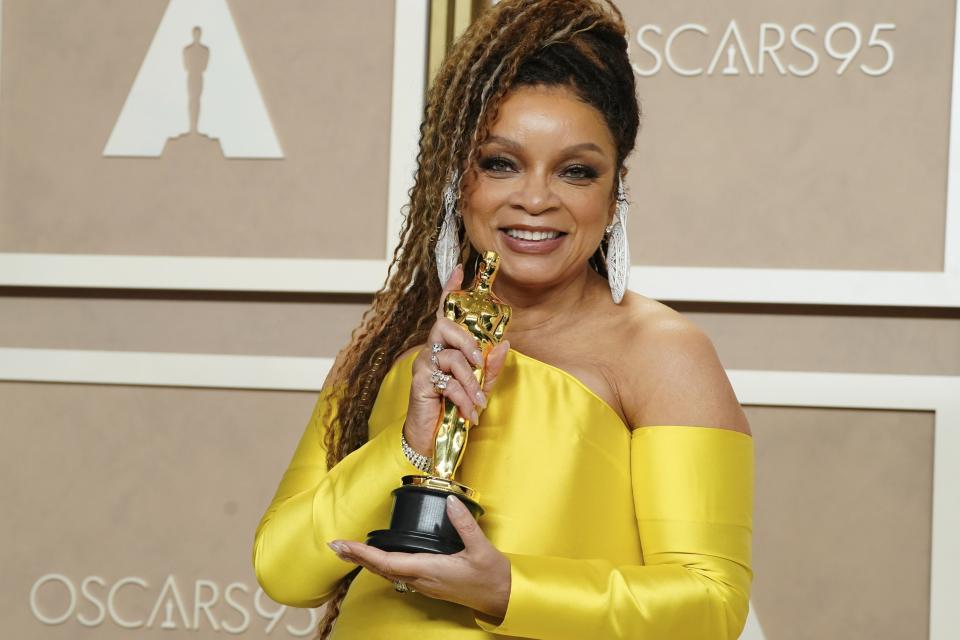 Ruth E. Carter posa con el premio a mejor diseño de vestuario por "Black Panther: Wakanda Forever" en la sala de prensa en los Oscar el domingo 12 de marzo de 2023, en el Teatro Dolby en Los Angeles. (Foto Jordan Strauss/Invision/AP)