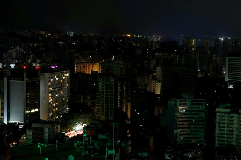 La ciudad de Caracas a oscuras en medio de un apagón (Archivo)  