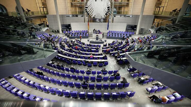 Die Abgeordneten debattieren im Plenum im Bundestag vor der Abstimmung zur Wahlgesetzreform. Foto: dpa