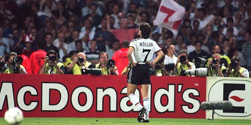 Provozierend: Andreas Möller stolziert nach seinem entscheidenden Tor im Elfmeterschießen des EM-Halbfinals 1996 wie ein Gockel auf die englischen Fans zu<span class="copyright">Getty Images</span>