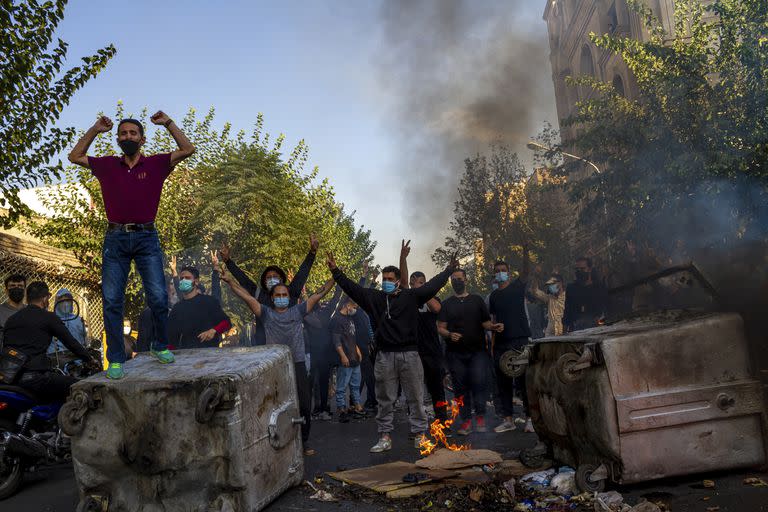 Iraníes protestan por la muerte de Mahsa Amini, de 22 años, tras ser detenida por la policía de la moralidad el mes pasado, en Teherán, el jueves 27 de octubre de 2022.  