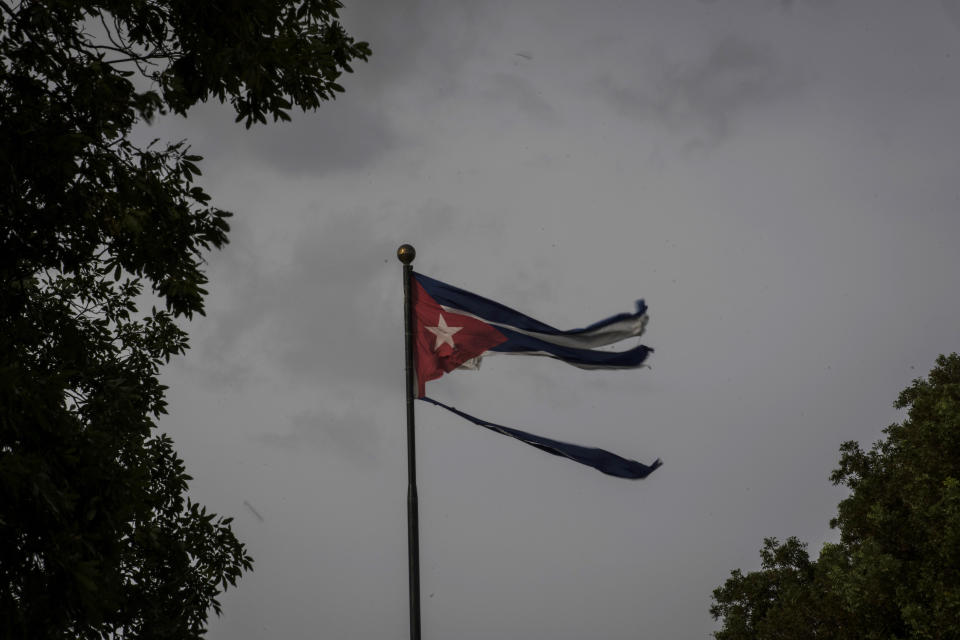 Una bandera cubana, destrozada por los vientos del huracán Ian, ondea después en La Habana, Cuba, el miércoles 28 de septiembre de 2022. (AP Foto/Ramón Espinosa)