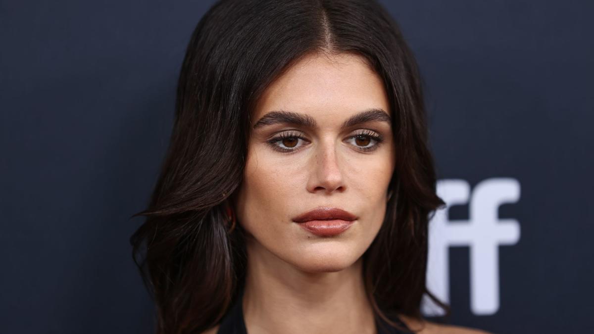 Kaia Gerber recreates mum Cindy Crawford’s iconic Oscars look