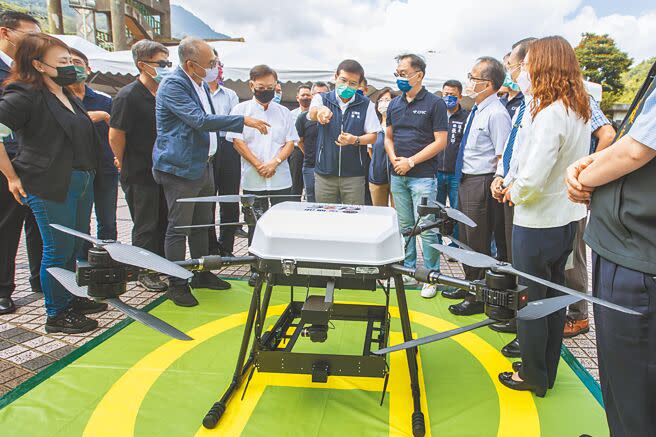 交通部長王國材（中）指在新竹縣尖石試飛的無人機，是台灣第1架能載貨25公斤的無人機。（羅浚濱攝）