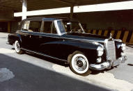 White-walled tires and dark finish: The Mercedes-Benz 300 d provided an impressive basis for the popemobile of 1960.