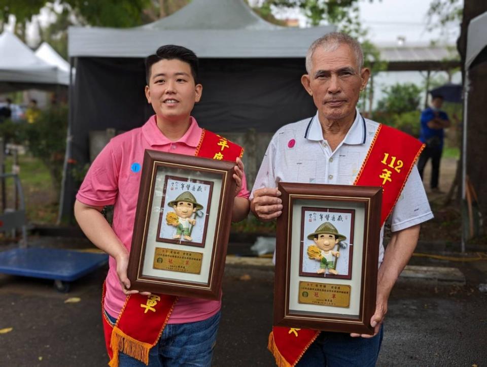 高雄市金鑽鳳梨、玉荷包荔枝品質及果園評鑑競賽，金鑽鳳梨冠軍黃怡婷（左）、玉荷包冠軍張清海。（記者吳門鍵攝）