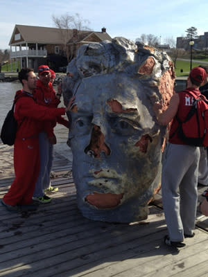 Ruderer zogen den zwei Meter großen Kopf aus dem Fluss. (Bild: AP Photo/<span class="suchwort">Marist</span> <span class="suchwort">College</span>,Tyler Sawyer, HO)