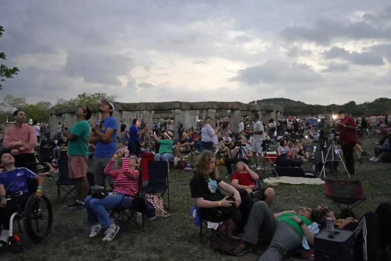 La gente se reúne para ver un eclipse solar total en América del Norte, en el parque Stonehenge II de la Hill Country Arts Foundation en Ingram, Texas, el 8 de abril de 2024 (Cécile Clocheret)