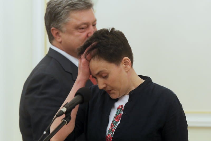 烏克蘭女飛官薩夫琴科（Nadezhda Savchenko）在總統波羅申科（Petro Poroshenko）陪同下舉行記者會，心情激動。（美聯社）
