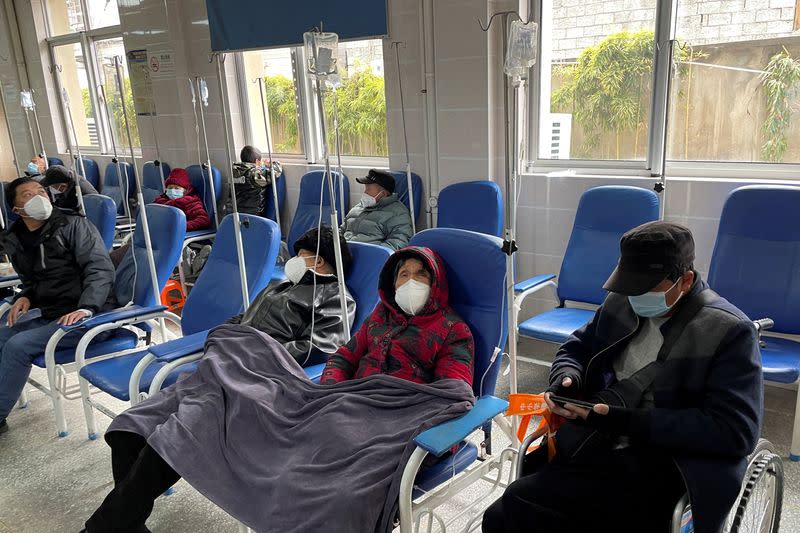 FOTO DE ARCHIVO. Pacientes reciben tratamiento por goteo intravenoso en un hospital, en medio del brote de la enfermedad por coronavirus (COVID-19), en un pueblo del condado de Tonglu, provincia de Zhejiang, China