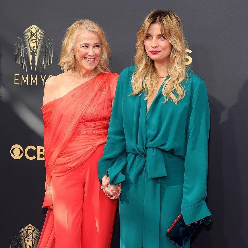 <div class="paragraphs"><p><em>Schitt's Creek</em> stars Catherine O' Hara and Annie Murphy look stunning.</p></div>