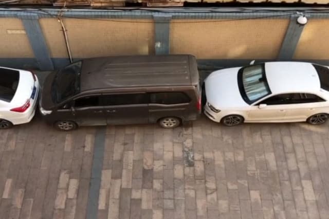 Chinese driver expertly moves minibus out of tiny parking space without a dent