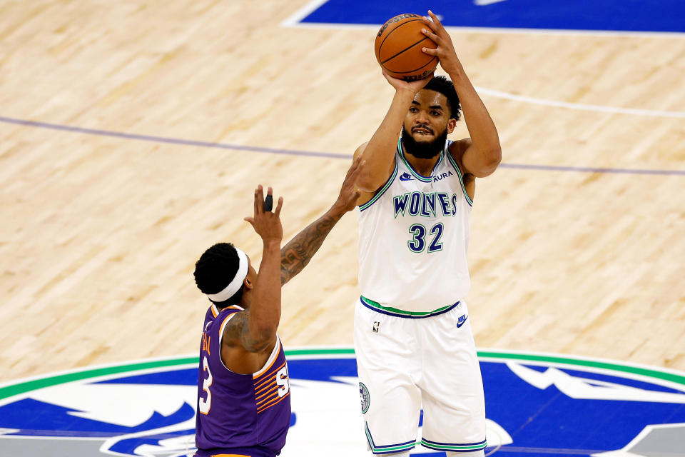 MINNEAPOLIS, MINNESOTA - APRIL 23: Karl-Anthony Towns #32 of the Minnesota Timberwolves shoots against Bradley Beal #3 of the Phoenix Suns in the first quarter of game two of the Western Conference First Round Playoffs at Target Center on April 23, 2024 in Minneapolis , Minnesota. NOTE TO USER: User expressly acknowledges and agrees that by downloading and/or using this photo, user agrees to the terms and conditions of the Getty Images License Agreement. (Photo by David Berding/Getty Images)