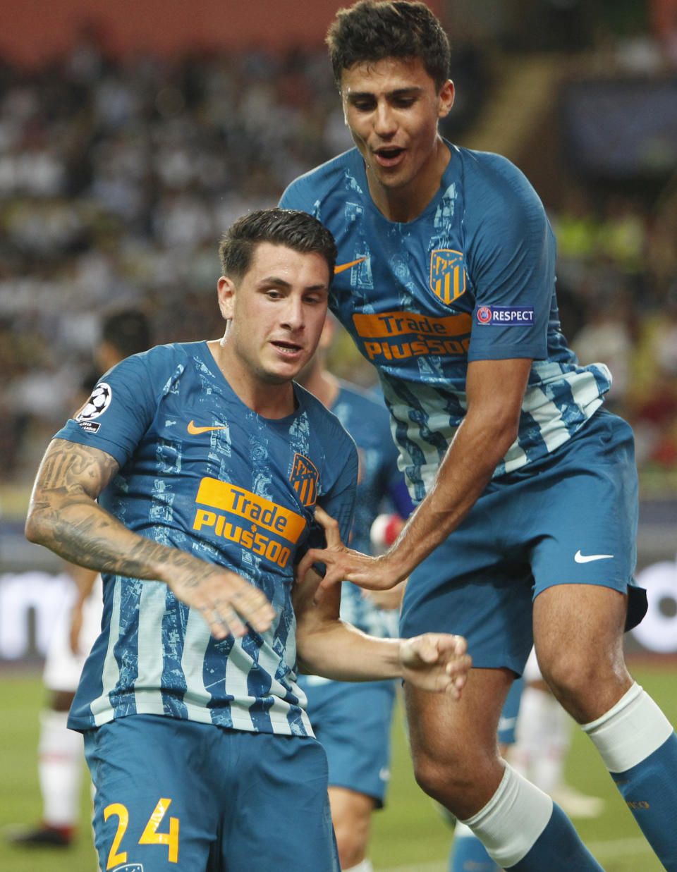 Rodrigo Hernández (derecha) festeja con José María Giménez, su compañero en el Atlético de Madrid, tras anotar un gol ante el Mónaco en un encuentro de la Liga de Campeones, disputado el martes 18 de septiembre de 2018 (AP Foto/Claude Paris)