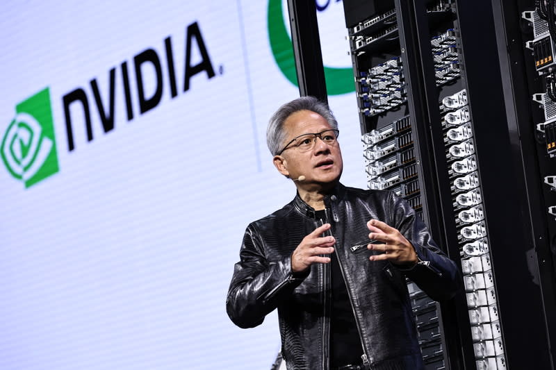 輝達 （NVIDIA）執行長黃仁勳接受媒體專訪表示，輝達每年成長超過千億美元，絕大部分都在台灣生產，AI應用讓台灣受惠，台灣企業可在AI浪潮中蓬勃發展。（中央社資料照）