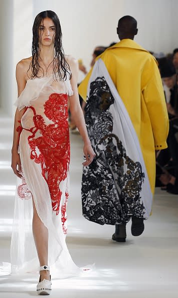 Provocación y transparencias. Es lo que nos transmite este vestido de Maison Margiela, que deja poco librado a la imaginación. - Foto: Thierry Chesnot/Getty Images