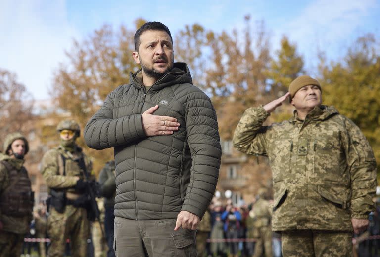 El presidente ucraniano Volodimir Zelensky escucha el himno nacional durante su visita a Kherson, Ucrania, el lunes 14 de noviembre de 2022. 