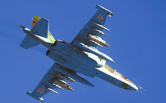 戰機亮肚皮、秀出導彈，通常是用來威嚇在附近的飛行器。圖為俄軍蘇-25 ( Su-25 ) 戰機。 圖 : 翻攝自視覺中國 
