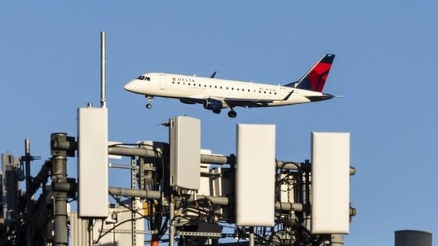 Avión y antenas