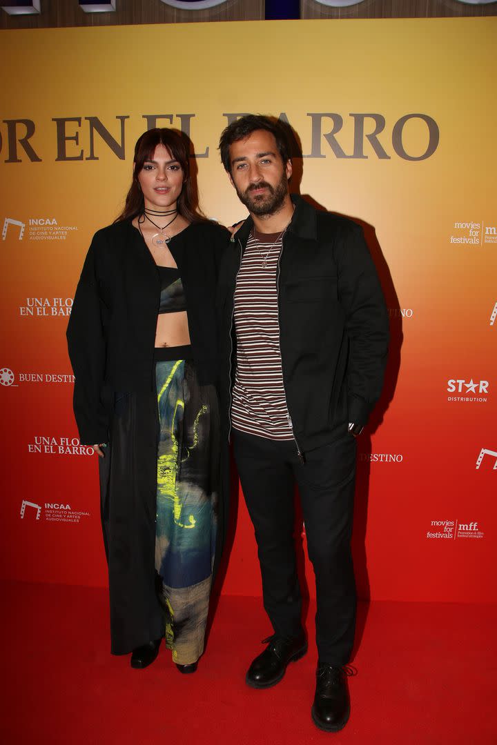 Nico Francella junto a Cumelén Sanz, actriz que también parte del elenco de la película y sorprendió con un outfit muy original: un pantalón que combinaba una pierna en negro y otra en un estampado súper colorido, un top a juego y un blazer negro