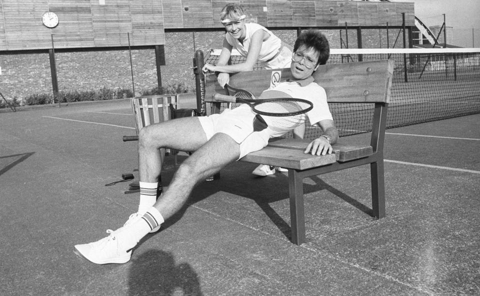 British tennis player Sue Barker poses with singer Cliff Richard on October 25, 1983. (Photo by Jack Kay/Express/Getty Images)