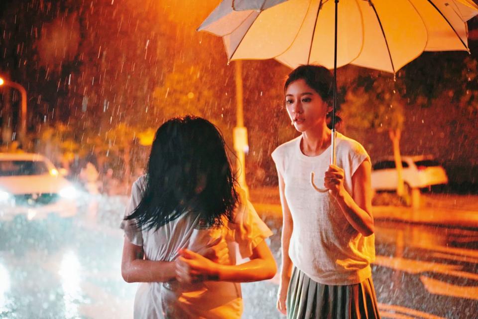 陳意涵（右）與林品彤（左）母女在風雨中情緒爆發，是全片重頭戲之一。（CatchPlay提供）