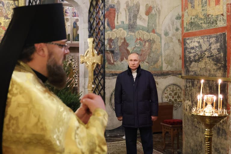 El presidente ruso, Vladimir Putin, asiste a una misa de Navidad ortodoxa en la Catedral de la Anunciación en el Kremlin de Moscú