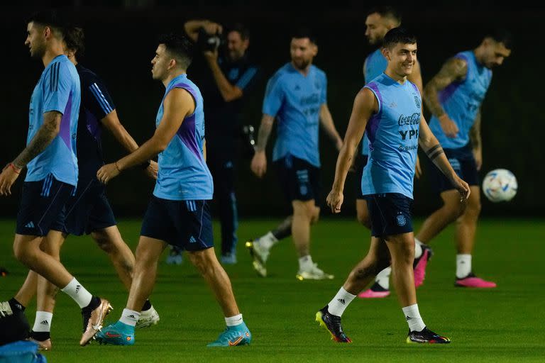 Siempre sonriente: aunque no juegue ni un minuto, Paulo Dybala muestra una excelente actitud en las prácticas en la Universidad de Qatar