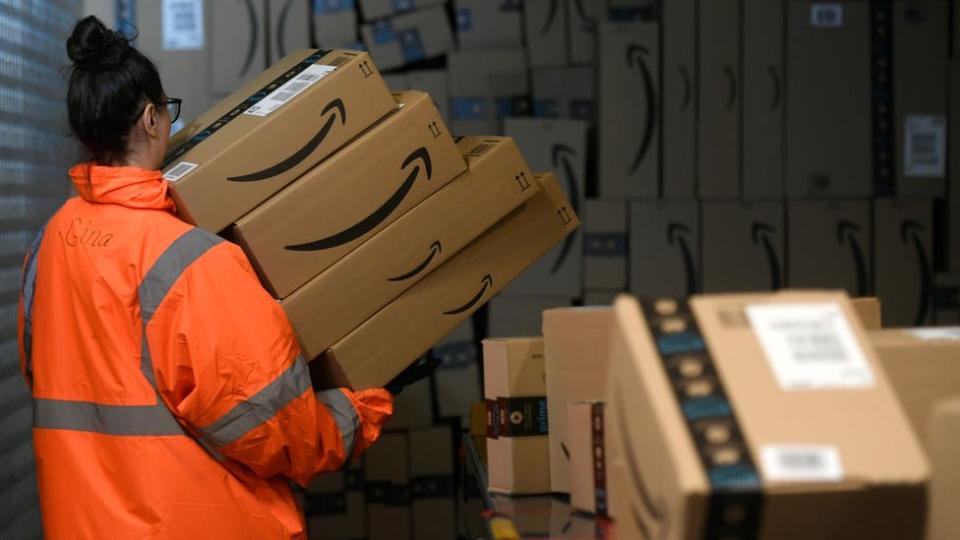 Una empleada en un almacén de Amazon.