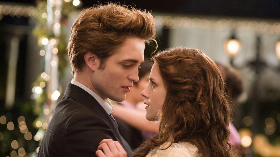  Robert Pattinson and Kristen Stewart in Twilight. 