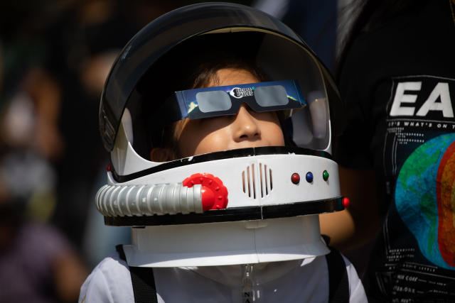 Las falsas gafas para eclipse llegan al mercado: cómo saber si tienes un par  falsificado