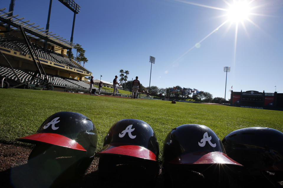 Cascos prolijamente arreglados en el terreno de juego que esperan a los jugadores en el campo de entrenamiento de los Bravos. Foto del 18 de febrero del 2014. (AP Photo/Alex Brandon, archivo)