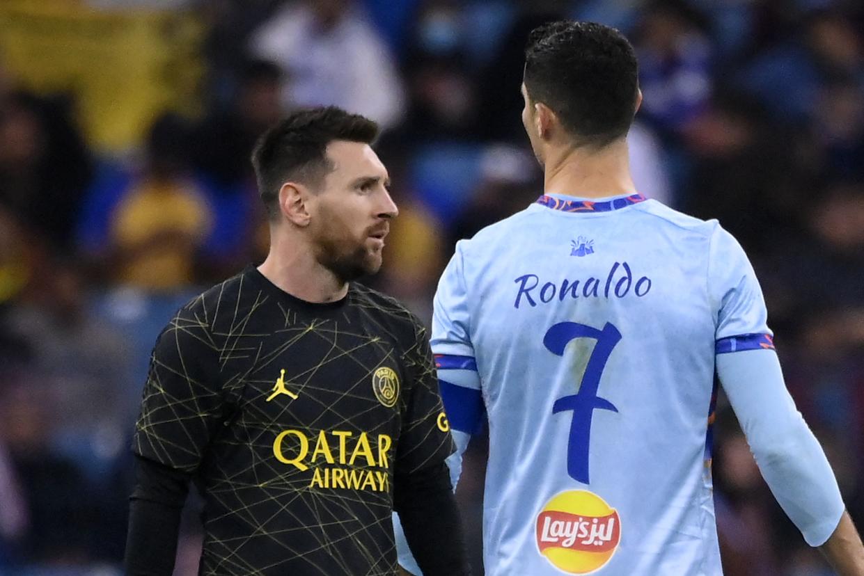 Messi y Cristiano en un partido amistoso entre PSG y Al-Nassr. (FRANCK FIFE/AFP via Getty Images)