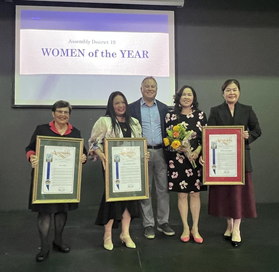 加州眾議員丁右立（中）為四名獲得年度女性稱號的獲獎者頒獎。右二為張豔珍。(記者王子涵／攝影)
