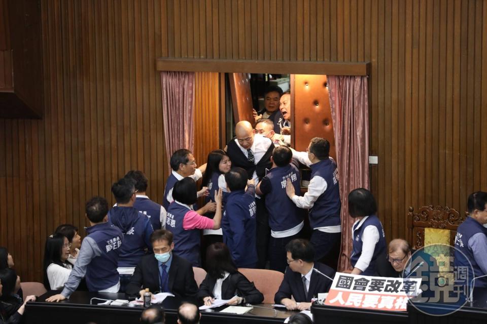 院長韓國瑜光進門就慘被大票人拉扯，衣裝更一度扯到宛如香蕉被拔皮。
