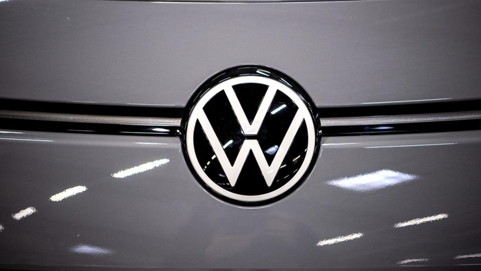 Das Volkswagen-Logo am Elektroauto ID.3.  Das Braunschweiger Landgericht beschäftigt sich mit der jahrelang mutmaßlich überhöhten Bezahlung führender Betriebsräte bei VW. (Bild: dpa)
